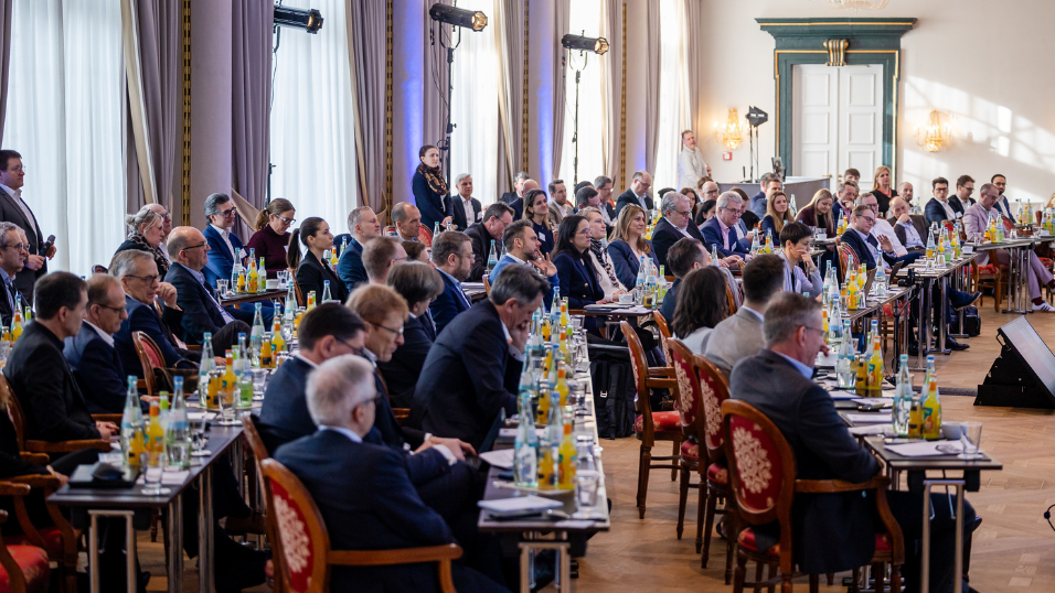 Blick in den voll besetzten Plenarsaal während einer Vortragsrunde beim SZ-Versicherungstag 2026