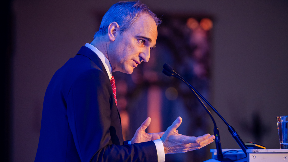 Giulio Terzariol hält seine Dinner Speech am Pult beim SZ-Versicherungstag 2026