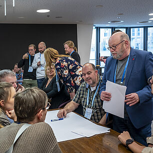 Pflegeworkshop mit Blick auf den Moderator und die Teilnehmer