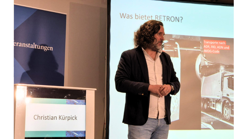 2. Fachkonferenz "Transport und Lagerung von Lithiumbatterien" - Sprecher Christian Kürpick auf der Bühne