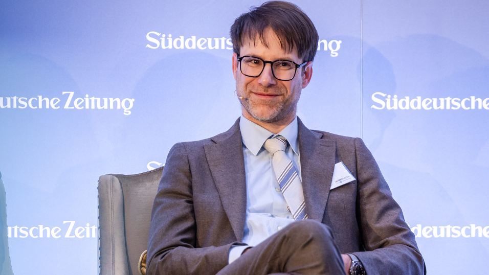 Dr. Michael Zimmer sitzt auf dem Podium während der Paneldiskussion beim SZ-Versicherungstag 2026