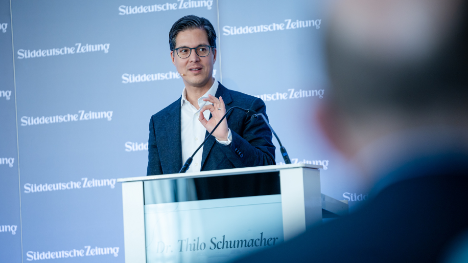 Dr. Thilo Schumacher am Rednerpult während seiner Präsentation beim SZ-Versicherungstag 2026