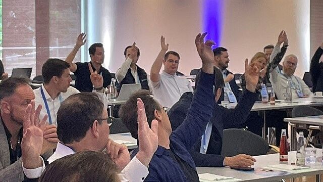 Digitale Fabrik 2026 - Teilnehmer melden sich bei einer Umfrage