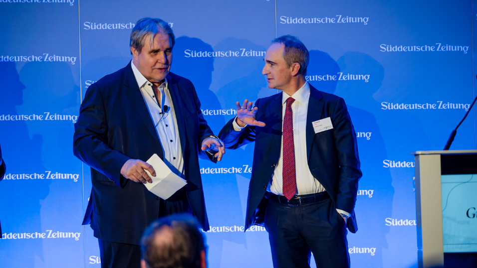 Links: Herbert Fromme, Rechts: Giulio Terzariol auf der Bühne vor der Dinner Speech beim SZ-Versicherungstag 2026