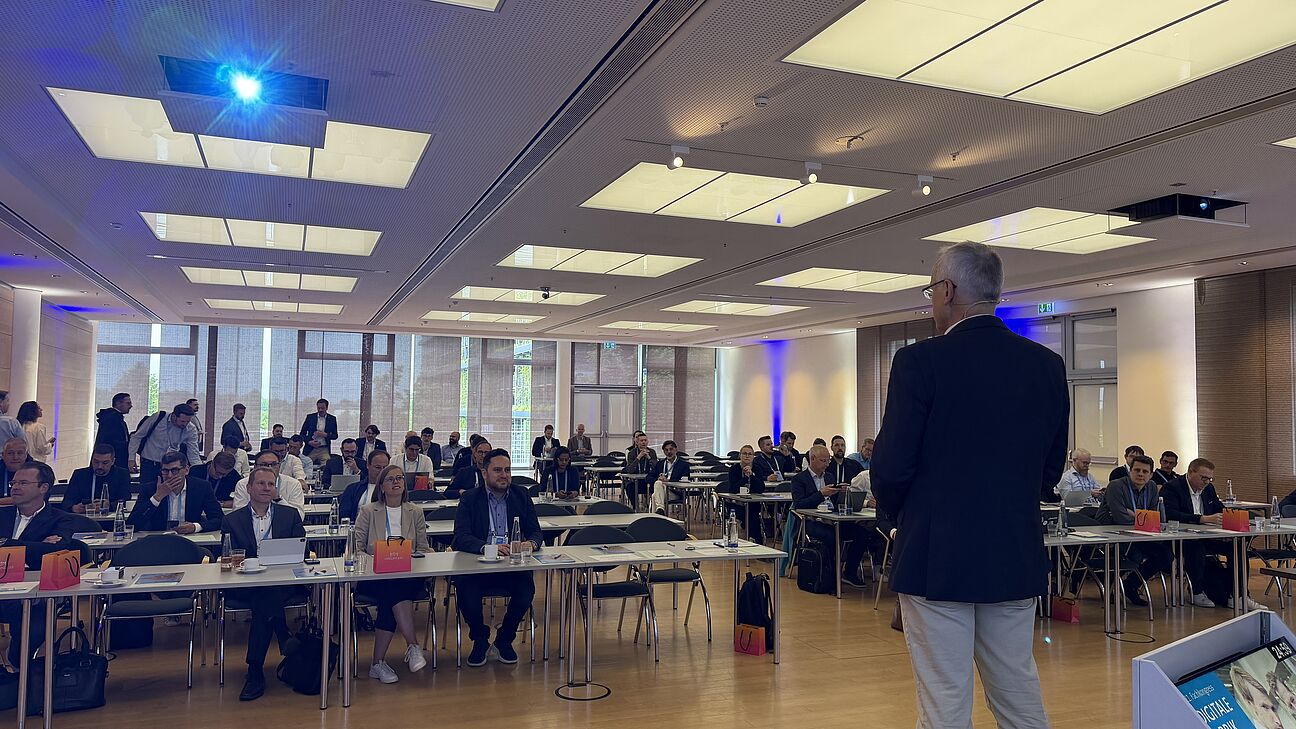 Digitale Fabrik 2026 - Sprecher auf der Bühne und spricht zum Publikum