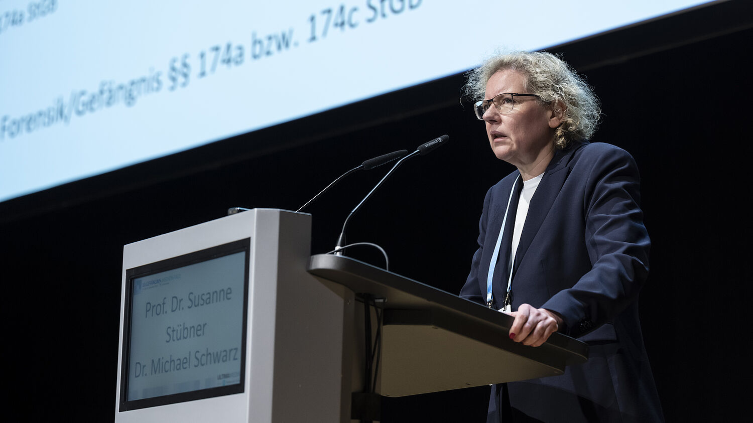 Sprecherin Prof. Dr. med. Susanne Stübner auf der Bühne