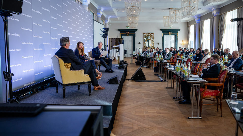 Paneldiskussion mit mehreren Referenten im Plenum beim SZ-Versicherungstag 2026