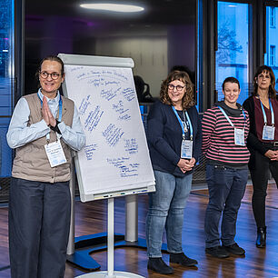 Endpräsentation zum Pflegeworkshop mit einem Ergebnis-Sheet und den Moderatoren