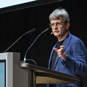 Sprecher auf der Bühne während seiner Präsentation