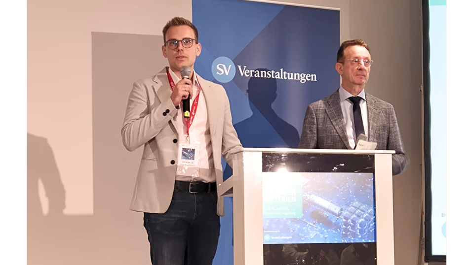 2. Fachkonferenz "Transport und Lagerung von Lithiumbatterien" - Projektleiter Patrick Säckler und Moderator Jörg Holzhäuser auf der Bühne