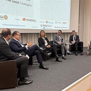 Diskussionsrunde @ 5. SZ Großmakler-Dinner | Diskussionsrunde Kristallkugel-Billard. Wie es Maklern und Versicherern 2030 gehen wird. Moderation: Herbert Fromme Andrea Brock / MSIG Europe Kai Kuklinski /AXA XL Ralph Rockel / MRH Trowe Nepomuk Loesti / Gallagher