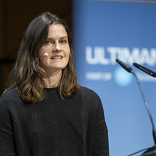 Maike Leuschner als Sprecherin auf der Bühne