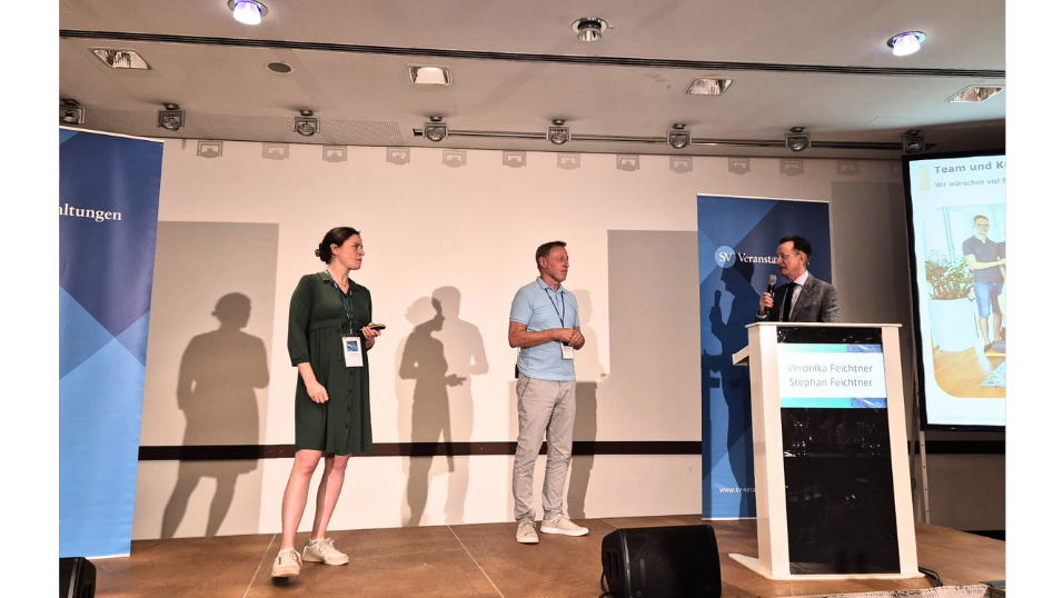 2. Fachkonferenz "Transport und Lagerung von Lithiumbatterien" - Sprecher Veronika & Stephan Feichtner auf der Bühne