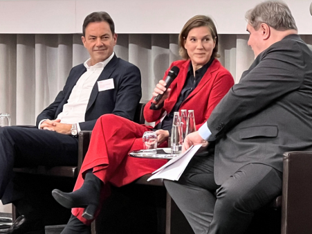 SZ Großmakler-Dinner Moderator Herbert Fromme und Gäste auf der Bühne