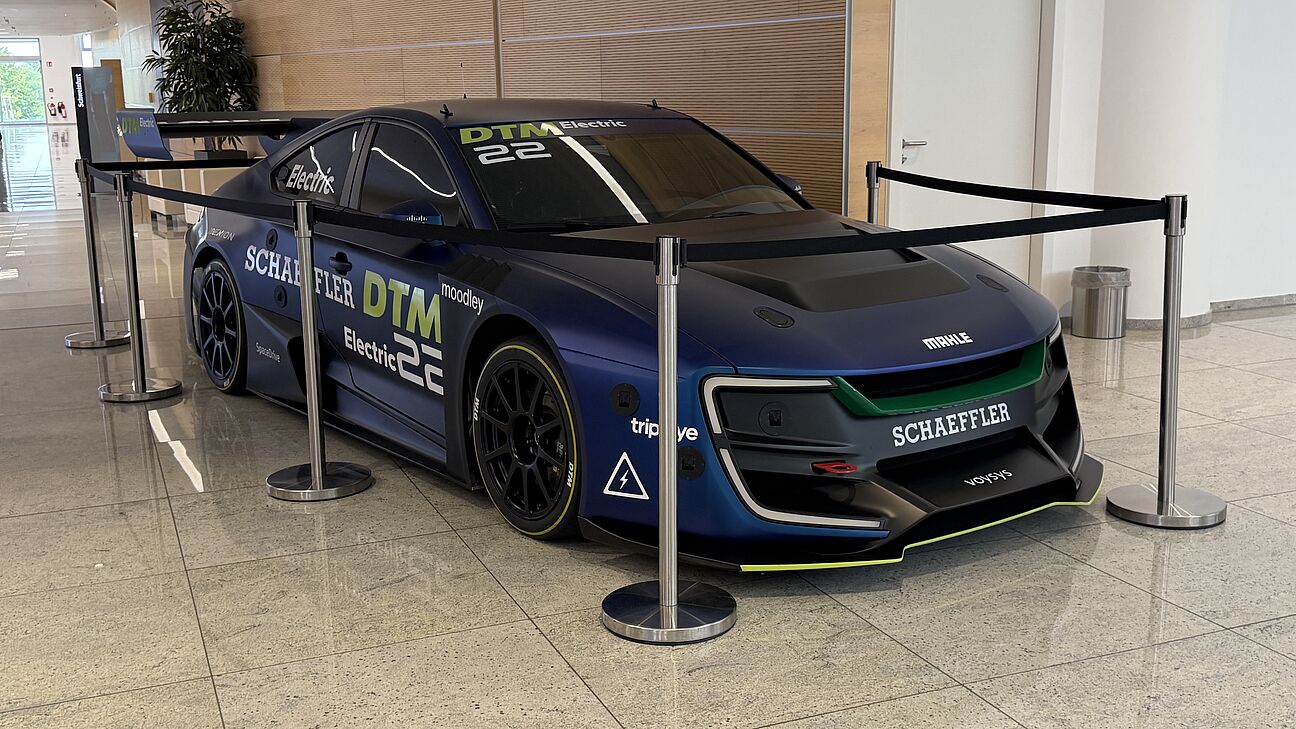 Digitale Fabrik 2026 - Ein Bild von einem Auto, welches im Ausstellerbereich steht.
