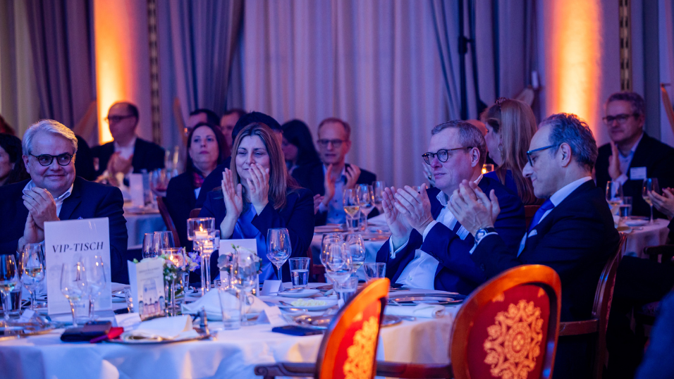 Foto vom VIP-Tisch beim SZ-Versicherungstag 2026 während der Abendveranstaltung 